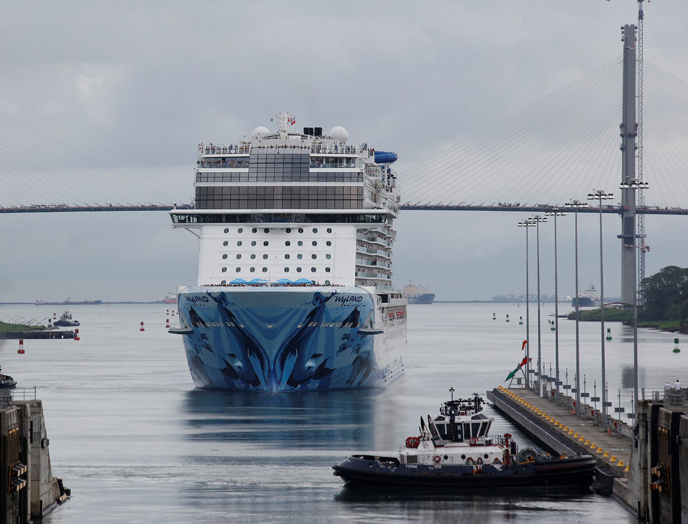 World of Cruising Canal Cruising Norwegian Bliss traverses Panama…